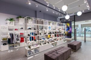HIMACS Concrete creates a cool, urban look in GRID store; Design: PickTwo, Sebastian Mindroiu and Juliana Dinca; Zpracovatel: Atvangarde Surfaces; Foto: GRID