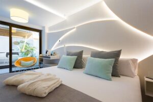 Hotel Kaktus Playa in Barcelona. Design: Byko Proyects i Gestió & María Gelpí Interiorisme, Spain; Materiál: HIMACS; Zpracovatel: Lining Time, Spain; Foto: Isaac Mas