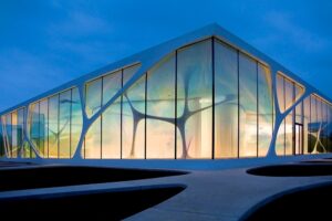 Leonardo Glass Cube; Design: 3deluxe, Germany. Materiál: HIMACS, Zpracovatel: Rosskopf + Partner AG, Germany; Foto: Emanuel Raab