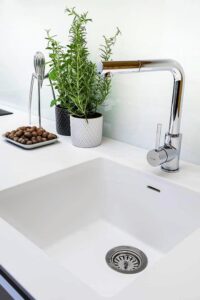 Kuchyň. Zpracovatel: Nová vízia, s.r.o. Materiál: HIMACS