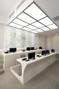 Interiérové boxy pro zasedací sál Magistrátu hlavního města Prahy. Materiál: HIMACS S201 Nugat Cream. Zpracovatel: Dřevovýroba Podzimek